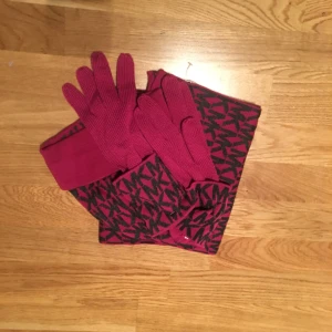  - Äkta Mikael Kors set! Mössa, vantar och halsduk inkluderade. Fick dessa i present från New York men har aldrig använt dem eftersom denimet riktigt är min stil :)   Har aldrig använts, plastsakerna sitter kvar, även prislappen.   Priset kan diskuteras.   Betalning via Swish! Möts upp i Stockholm eller så står köparen för frakt <3