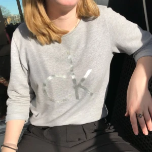  - Calvin Klein sweatshirt, inga slitningar pga använd sparsamt. Korta ärmar. Materialet inuti är som på sista bilden. Messa mig för fler bilder etc :)