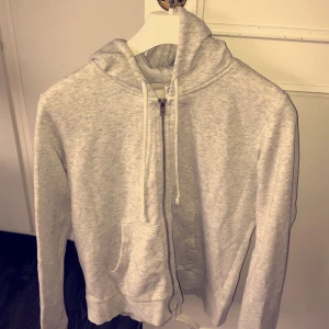  - Grå kofta från H&M. Med luva 