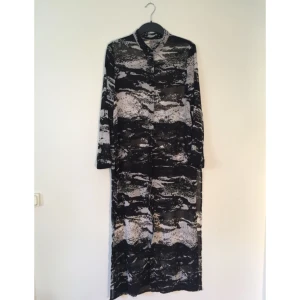  - Halvgenomskinlig skjortklänning från H&M. Mycket bra skick.