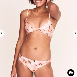  - Ett helt nytt bikini sett från Gina tricot, med lappar och all plast kvar. Köparen står för frakten :) båda delarna i storlek S