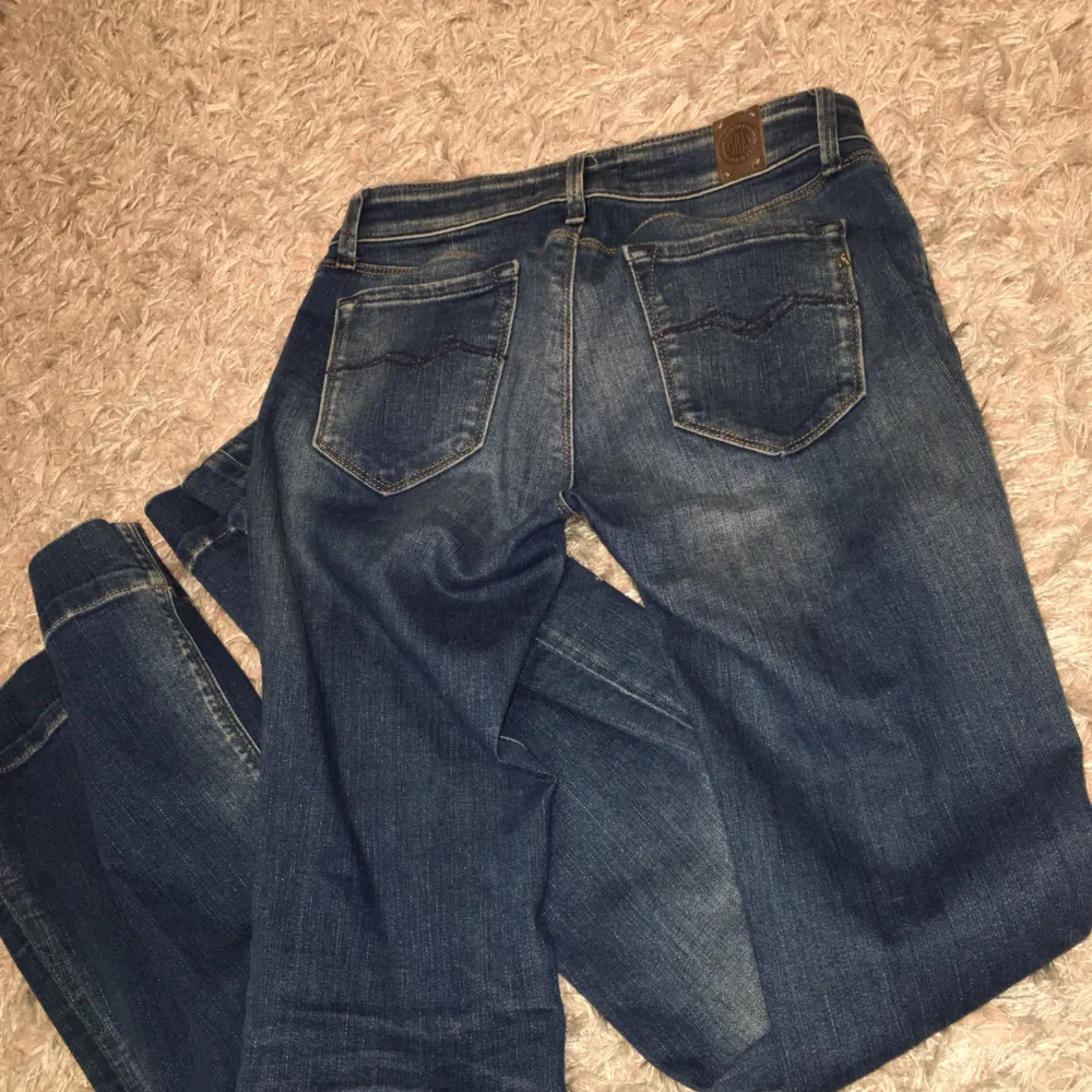 Replay jeans storlek 26, små i storleken. Använda ca 3 gånger, säljer pågrund av att dom är förkorta.. Jeans & Byxor.