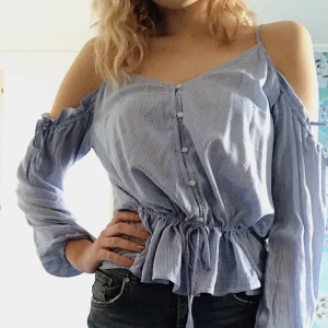  - Somrig blus som kommit till användning ett fåtal gånger. Köparen står för frakt ✨