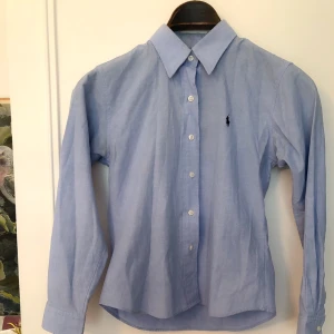  - Ljusblå Ralph Lauren-skjorta strl M men kan passa S.