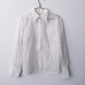  - Fin transparent blus/skjorta med fint mönster och i lite tjockare tyg. Superbra skick pga nästan aldrig använt den.  Tar swish, köparen står för ev frakt!