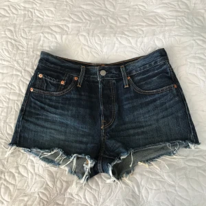  - Supersnygga Levisshorts i strl w27, nästintill aldrig använda, max 2 gånger så i absolut nyskick! 🌸 Säljes på grund av att dem inte kommer till användning. Frakt tillkommer om dem ska skickas (58kr spårbar frakt), finns i Karlstad 😊
