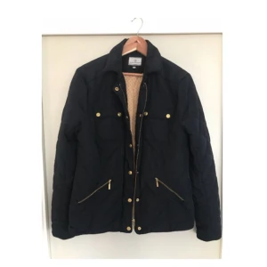  - Mörkblå jacka från flash. Fint skick, fodret i fickan har dock gått upp (se bild), enkelt att fixa för den som är händig. Kan skickad, köparen står för frakten! 