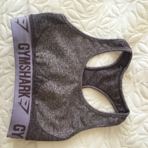  - Gymshark sport-bh från deras flex serie. Storlek M. Ger bra stöd under träning för att springa eller lyfta vikter. Frakt 26kr