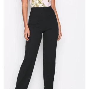  - Säljer dessa byxor från nelly, strl XL men är liten i storleken så är som en L. Endast använda 2 gånger. Fler bilder skickas vid intresse :) Köpt för 299 :)