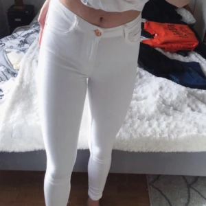 Molly jeans gina - Säljer mina Molly jeans från Gina tricot i storlek S som sitter väldigt fint på. 