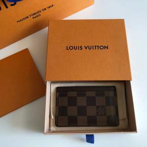 Korthållare med mönstret damier ebene från Louis Vuitton. Korthållaren är köpt i Louis Vuittons flagship store i Paris och är i fint skick. Kvitto, dustbag, låda och påse ingår. Nypris är 140 euro vilket är ungefär 1500kr. OBS! Köpare betalar frakt