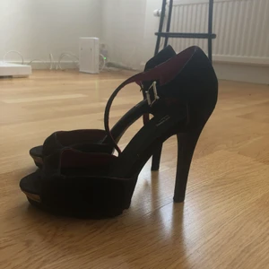  - Snygga klackar som varit använda några gånger, sedan har de stått och vart oanvända. Hämtas i Skogås eller T-Centralen, fraktar mot kostnad.