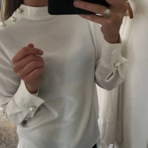  - Blus från Zara med pärlor på axeln samt ärmsluten. Aldrig använd endast testad.