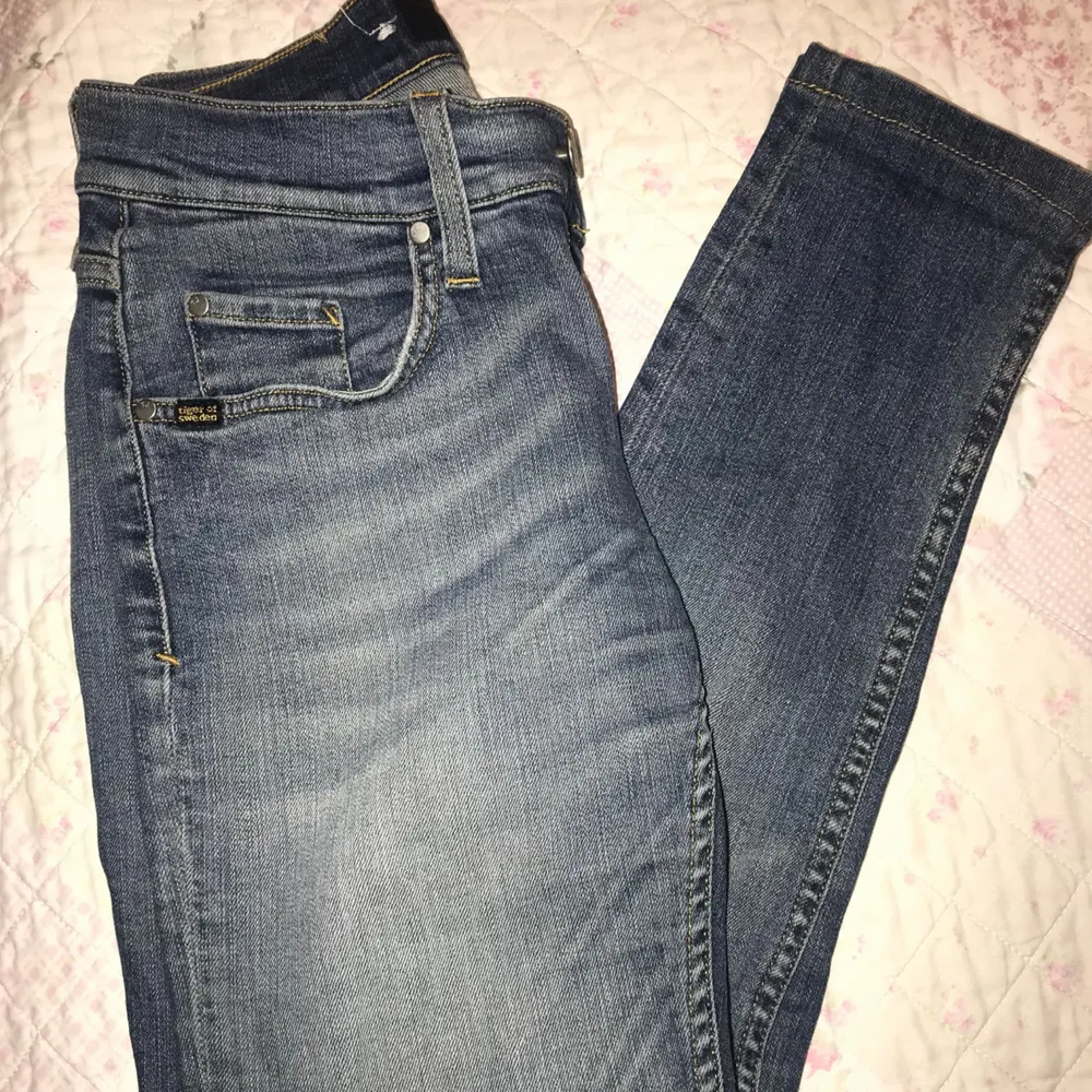 Hej! Jag säljer dessa snygga Skinny mid waist jeans från Tiger Of Sweden i färgen light blue som passar både XS och S! Köpt för 1200:- SEK  nypris.  Jeansen är i fint skick, inga hål eller fläckar. Bor man i Malmö kan man prova jeansen. Jeans & Byxor.
