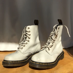  - Sviinsnygga dr martens som tyvärr blivit för små för mig. Möts gärna upp🕺🏻