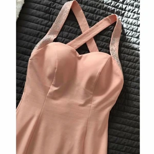  - Balklänning/ bröllopsklänning använd endast 1 gång och är i jättefint skick. Fler bilder kan skickas om det önskas :) frakt ingår i priset 