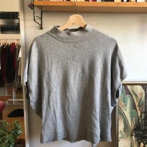  - Grå oversized stickad tröja från monki. Korta ärmar. Bra skick 
