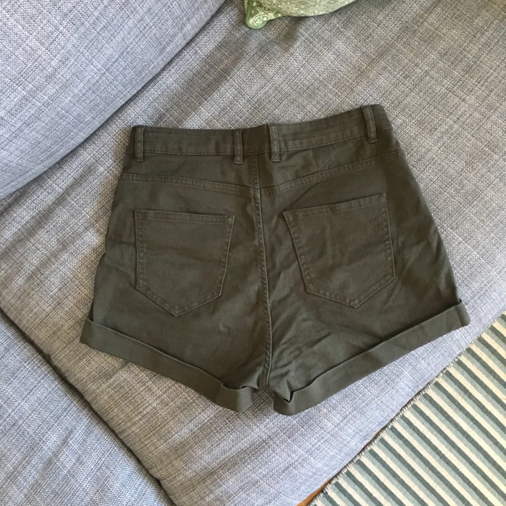 Korta mörkgröna shorts i mjukt material. Hög midja. Stretch. . Shorts.