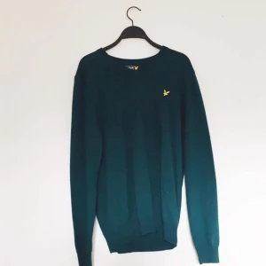  - Lyle & Scott tjocktröja i mörkgrön ull, aldrig använd (kanske 1 gång). 
