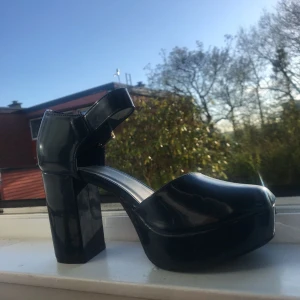  - Aldrig använda mörkblå platåskor med klack, klacken är uppskattningsvis 8-10 cm.