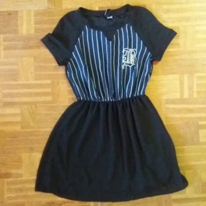  - Klänning i en storlek 36. Ärmar och kjol i mesh.