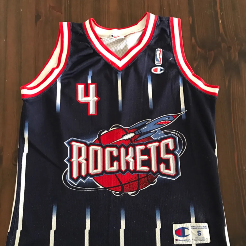 Vintage basketlinne från Champion. NBA Rockets Barkley 4. Hämtas i Uppsala eller skickas mot fraktkostnad . Hoodies.