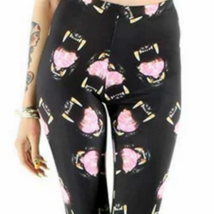  - Hellånga leggings från Iron Fist. Stretchiga och bekväma och är i en storlek Small.