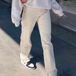 Vita jeans från Weekday  - Så fina jeans från Weekday i modell ROWE W26 L32. Kan mötas vid gröna linjen annars står köparen för frakt.❤️😍