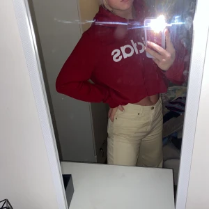 Hoodie - ✨ Skön adidas hoodie som är köpt på junkyard. 180 kr plus frakt  ✨