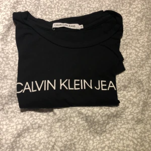 T-shirt S - Knappt använd ifrån Calvin Klein, bra kvalitet 