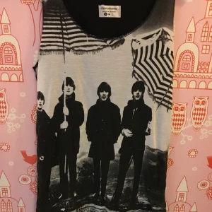 Beatles linne - The Beatles linne i storlek S, ca 71 cm på längden och 43cm bred. Finns att hämta i Enskededalen eller kan skickas mot 30:- i frakt.