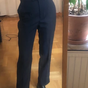 Kostymbyxor sandro paris - Kostymbyxor ifrån sandro paris. superfin kvalite, lite skrynkliga på bild då de har legat nedpackade. Men det går lätt att åtgärda. de har pressväck och är högmidjade. väldigt mörkblå i färgen. Nypris runt 3000 kr! Bud från 400kr! 💖 köpare står för frakt 💖