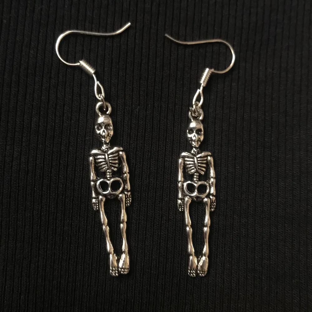 Coola skeleton-örhängen 💀🦇 Frakt tillkommer på 11kr !!. Accessoarer.