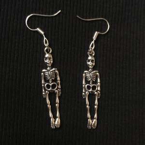 Coola skeleton-örhängen 💀🦇 Frakt tillkommer på 11kr !!