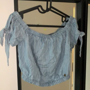 Croptop  -  söt jeansfärgade croptop , sitter där den ska och glider inte av i ärmarna ! 