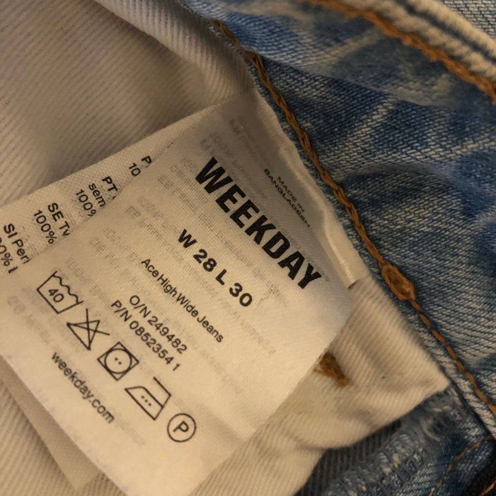 jeans från weekday i modellen ace W28 L30. Använda ett fåtal gånger. . Jeans & Byxor.