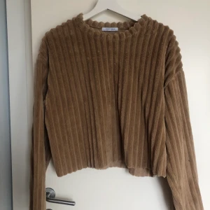 Tröja från zara - Mjuk tröja från zara, sparsamt använd, lite croppad i storleken, pris 50kr, storlek s