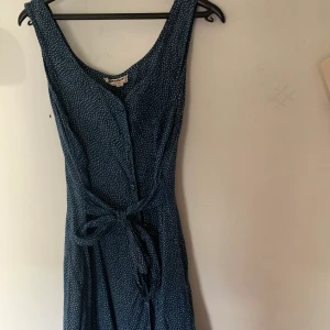 Blå klänning - Jättesöt blå klänning med vita prickar 🥰 band för knytning. Andra bilden visar färgen bäst!