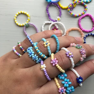 Ringar  - Så fina ringar!!! Går att önska färg, storlek och hur många blommor osv💜 bara pärlor: 15kr, en blomma: 20kr, bara blommor: 30kr, gratis frakt vid köp av 4 eller fler! Följ gärna min nystartade instagram som jag startade alldeles nyss idag 15/10 @s.byelsa 💜