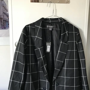 Rutig kappa från London  - Köpt på primark, aldrig använd. Säljer eftersom jag har en likande. Tar emot bud!