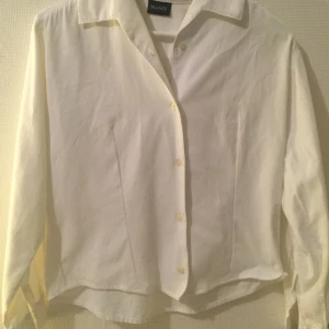  - Vit skjorta i manchestertyg från Sand of Copenhagen