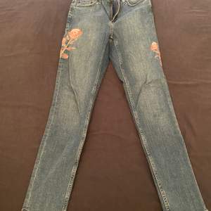 Blåa jeans i storlek 26 (xs) från Cubus. Rosor på sidorna och en liten slits längst ned. Använda 1 gång. Skick 10/10