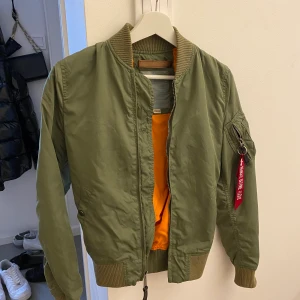 alpha industries jacka  - alpha industries jacka militärgrön den tunna modellen. Passar nu till höst och sitter jättefint i midjan. Det är storlek 34/xs. För ungefär 1,5 år sedan. Inga skador. 🤍