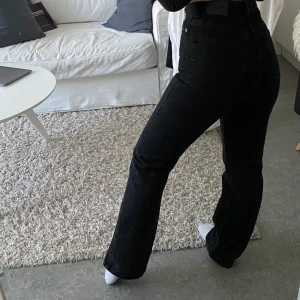 Weekday Rowe straight leg - Säljer dessa populära svarta jeans från Weekday i modellen Rowe (straight leg). Jag är 160. Se sista bilden för produktbild💕💕 Använda fåtal gånger då de är för små🥺 Frakt tillkommer. 