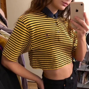 Vintage Tommy Hilfiger crop top - Vintage croppad Tommy Hilfiger topp i gult och mörkblått, står ingen storlek men sitter som en XS/S ✨ Möts upp i Göteborg annars står köparen för frakten