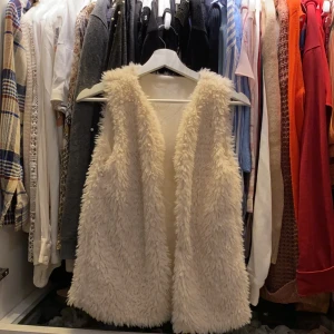 Teddy väst - Supermysig ”väst” från Lindex. Supersnygg med en långärmad tröja under🥰 Går att ha öppen och knäppt hela vägen. Nypris: 249kr  Ditt pris: 75 + frakt