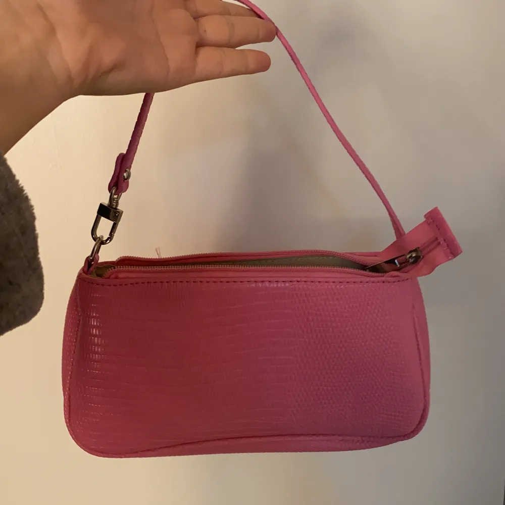 Rosa liten väska från SHEIN, aldrig använt, säljs gör 65kr (om man kan mötas upp). Väskor.