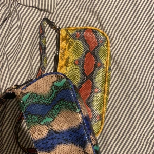 Axelväska - Säljer dessa super fina väskor från SHEIN. Dem rä använda ett fåtal gånger. Dme rä i super fint sick. Köpte dem för 129kr styck, säljer dem för 89kr styck. Frakt tillkommer!