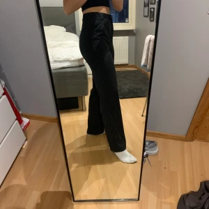 Kostymbyxor från NAKD - Skit snygga breda randiga kostymbyxor från NAKD. Säljer dessa för att ja har liknande och därav kommer de här inte till användning men i jätte bra skick. Storlek 36 jag är 173 cm. Frakten är ungefärlig. Nypris 400kr