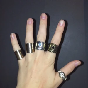Tjocka Ringar - Tjocka Silver och Guldfärgade ringar. 10kr styck 40kr för alla:) Ej äkta silver eller guld. Passar storlek S på fingrarna. Har själv 16 mm.